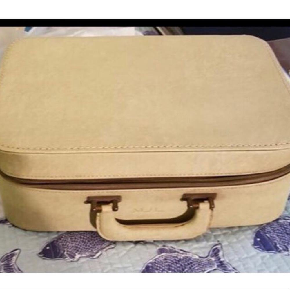 Vintage Suitcase Excellent Condition(true gem )